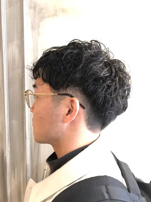 ツーブロックとしっかりめのパーマ ジェルとワックスを混ぜてもみ込むだけの簡単スタイリングです Casica所属 水谷 俊一のヘアカタログ ミニモ