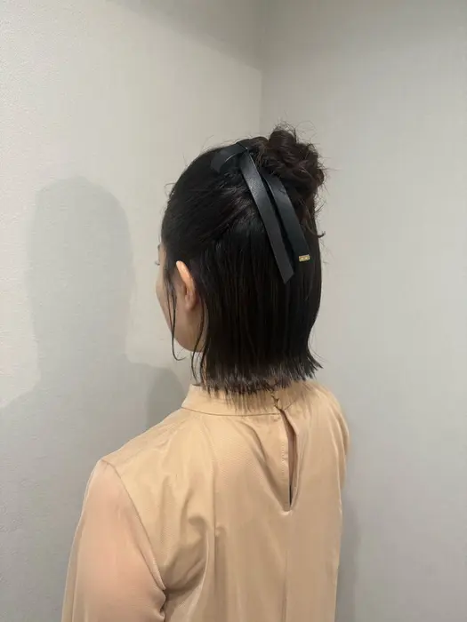 ボブアレンジです
ハーフアップのお団子ヘア