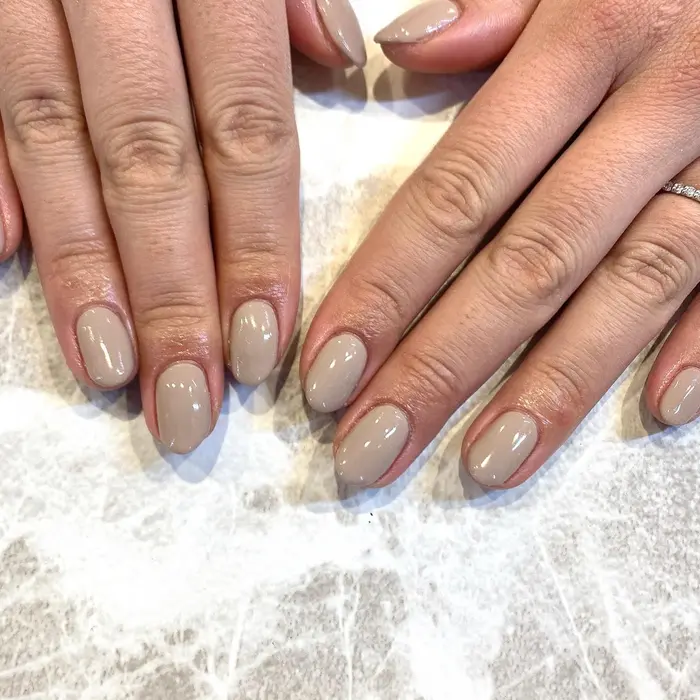 ベージュカラーでオフィス向けネイル ネイル ジェルネイル 定額ネイル つけ放題 ストーン Myfairlady所属 Myfairlady Yuukiのエステ リラクカタログ ミニモ