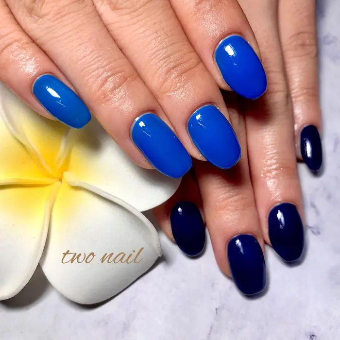 Blue Navy アシメ 追加料金あり 今回はラメを使わず 同系色でアシメ お客様に Two Nail所属 Two Nailのネイル デザイン ミニモ
