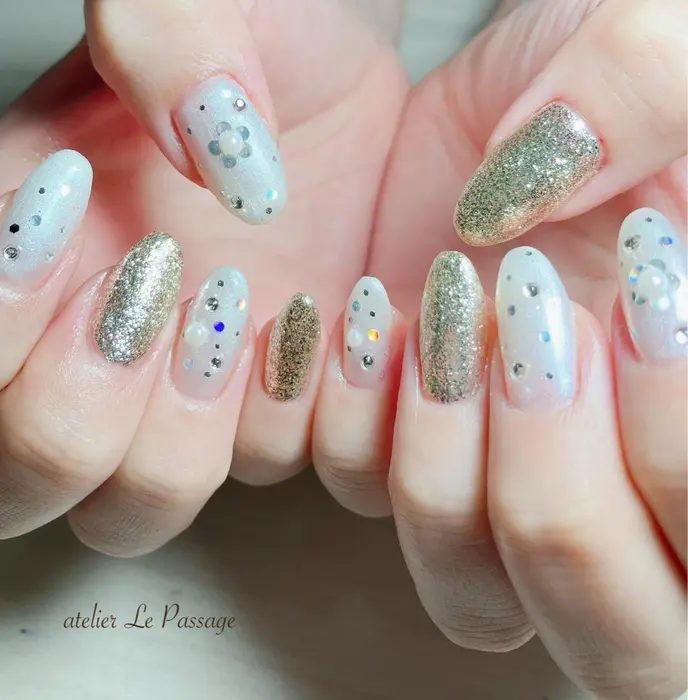 春ネイル 夏ネイル ワンカラーネイル ホロネイル 似合わせカラーネイル 大人可愛いネイル スキンカ Atelier Le Passage所属 H Nakatsukaのネイルデザイン ミニモ