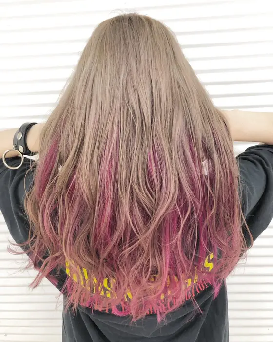 ハイトーンベージュ インナービビッドピンク インナーカラー追加メニュー 2500円 Col所属 派手髪個性派カラー うちださつきのヘアカタログ ミニモ ハイトーンベージュ インナービビッドピンク インナーカラー追加メニュー 2500円 Col所属 派手髪個性派カラー うちださつきのヘアカタログ ミニモ