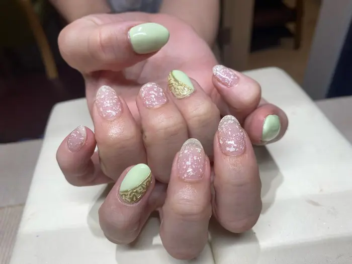 イエローグリーンとラメカラーで爽やかに ポイントでハワイアンジュエリー風アート Eyelash Nail Tanemoto所属 元町tanemoto ヒシジマのネイルデザイン ミニモ