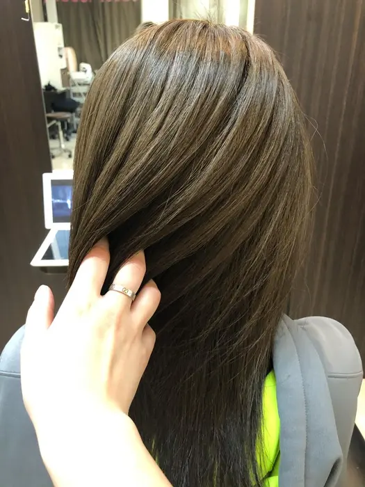 元のハイライトを活かしてトーンダウンしました 黄色に傾いたカラーをブルーアッシュを入れ透明感がある ショコラアン所属 デザインカラー池田 芽生のヘア カタログ ミニモ