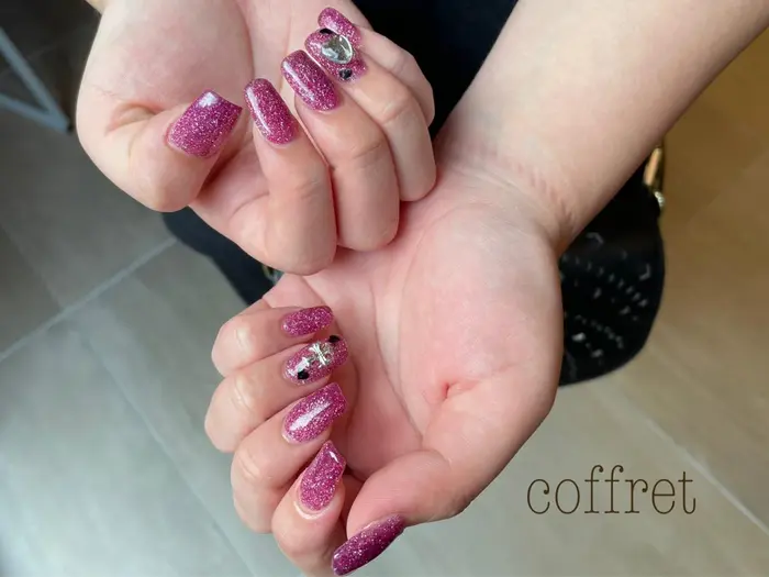 スカルプモデルアート2本コースのお客様 ピンクのラメにストーン キラキラで派手でめちゃくち ブレスコフレあべの店所属 小山 穂波のネイルデザイン ミニモ