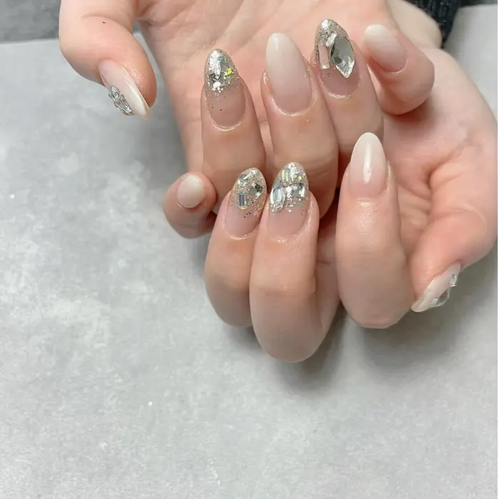 韓国ネイル ワンホンネイル ビジューネイル キラキラネイル ホワイトグラデーション 綺麗めニュアン Design所属 Nail Designの ネイルデザイン ミニモ 韓国ネイル ワンホンネイル ビジューネイル キラキラネイル ホワイトグラデーション 綺麗めニュアン Design所属 Nail Designの ネイルデザイン ミニモ
