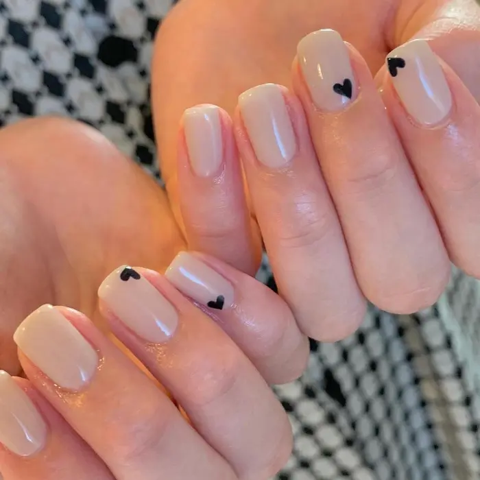 まぜまぜグレーベージュに ネイビーのハートちゃんを 描きました Ai Nail所属 Ai のネイルデザイン ミニモ