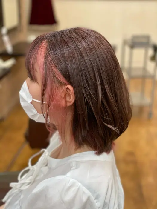 全体ブリーチのお客様ですが 上はピンクブラウンで落ち着かせ インナー部分をピンクオレンジに染めました Zing所属 山本 さつき のヘアカタログ ミニモ