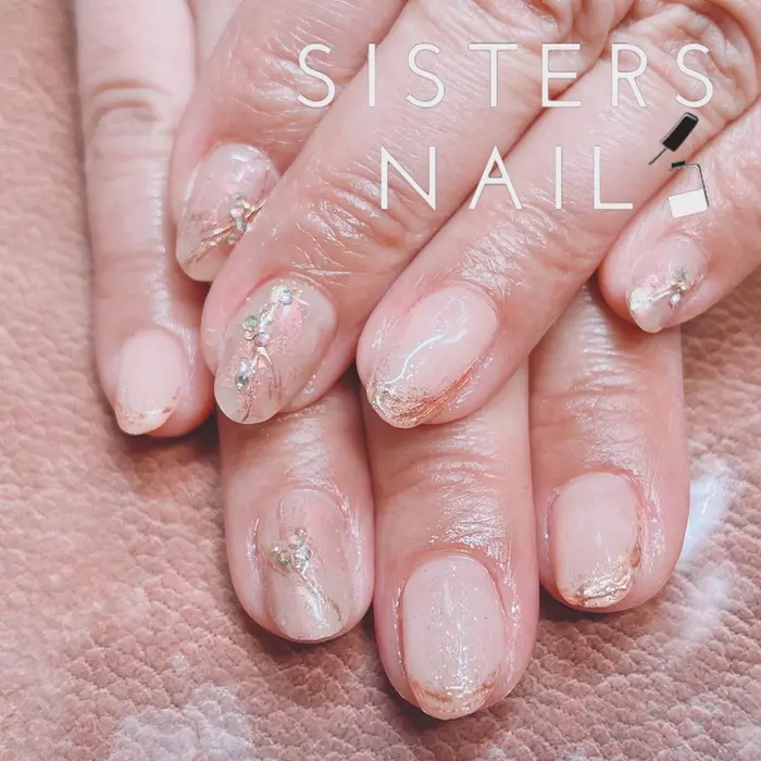 ナチュラルアンティークな大人のくすみピンク Sistersn Sistersnail F所属 Sisters Nail Fの ネイルデザイン ミニモ