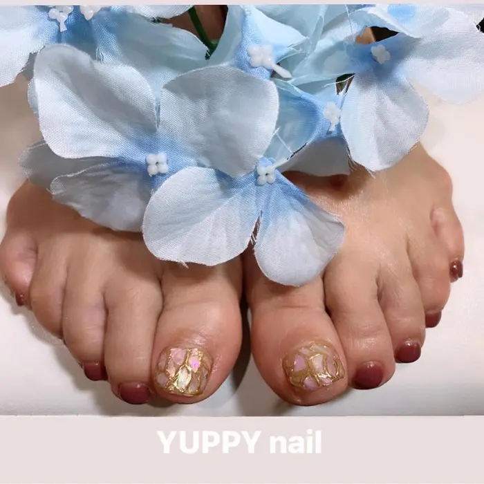 お客様ネイル 夏らしいシェルでステンドグラスネイル フットネイル ステンドグラスネイル Nail Salon Yuppy所属 Nailsalon Yuppyのネイルデザイン ミニモ