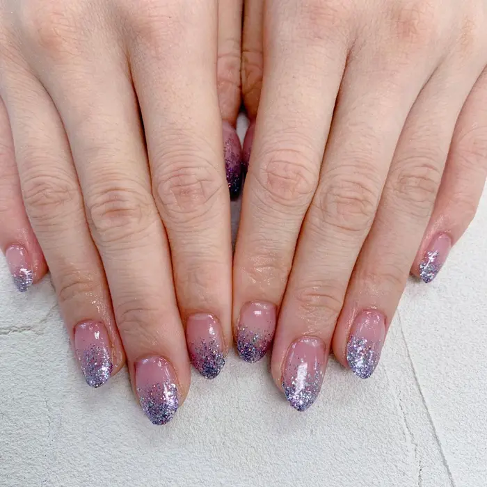 ラメグラネイル パープル感のあるブルーのラメです ギラギラしたラメも グラデーションなら控えめ Nail Salon Blisst 新宿店所属 安田 晴菜のネイルデザイン ミニモ ラメグラネイル パープル感のあるブルーのラメです ギラギラしたラメも グラデーションなら控えめ Nail Salon Blisst 新宿店所属 安田 晴菜のネイルデザイン ミニモ