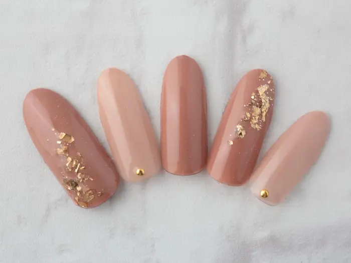シンプルカラーに金箔をポンポンと 大人っぽく Wooone所属 Wooone Nail Rieのネイルデザイン ミニモ