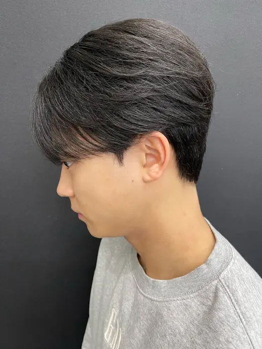 【メンズ毛流れレイヤー】
癖毛を利用し、毛流れレイヤーで束感を出して...