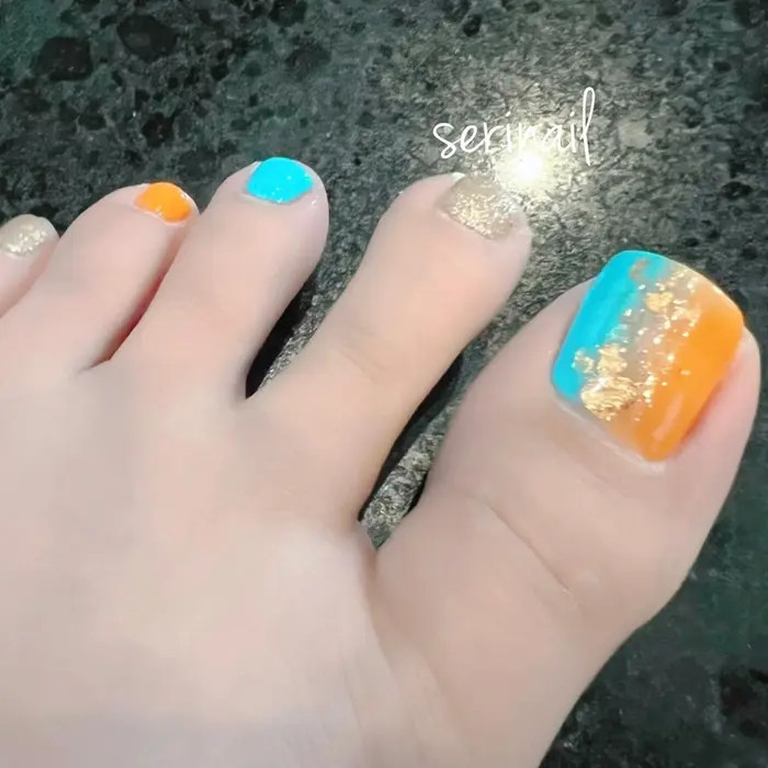 ここ数日初夏のような暑さですが そろそろペディキュアの季節ですね オレンジとターコイズのグラデー Serinail所属 Yu Miのネイルデザイン ミニモ