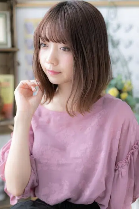 斜めバングや厚めバングで目力up ミディアムヘアを際立たせるグラデーションでヘアスタイル くせ毛風ゆ カバーヘアーブリス大宮西口店所属 鶴貝 幸哉のヘアカタログ ミニモ