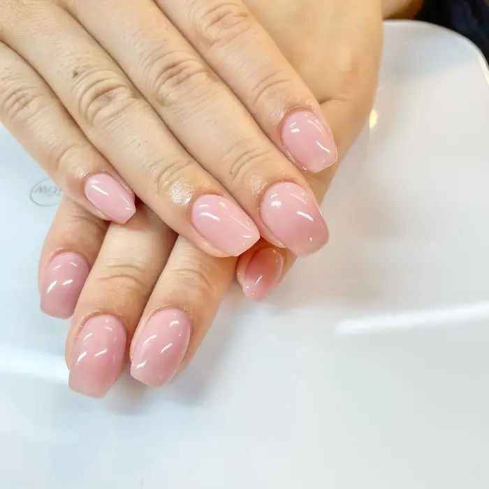 ナチュラルオフィスネイルもお任せ下さい 会社でカラーの指定があるけどやっぱりネイルは可愛く Elixir Nail所属 エリクサーネイル神田 入江の ネイルデザイン ミニモ