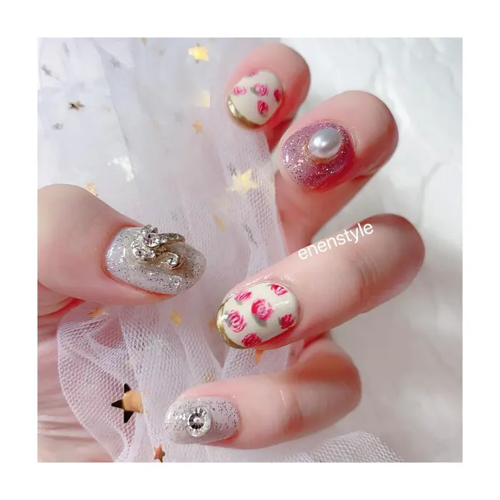 持ち込みデザイン 小さなローズがいっぱい ネイル ジェルネイル 冬ネイル ワンカラーネイ Enenstyle Porcelarts Nail Salon所属 Enen Styleのネイルデザイン ミニモ