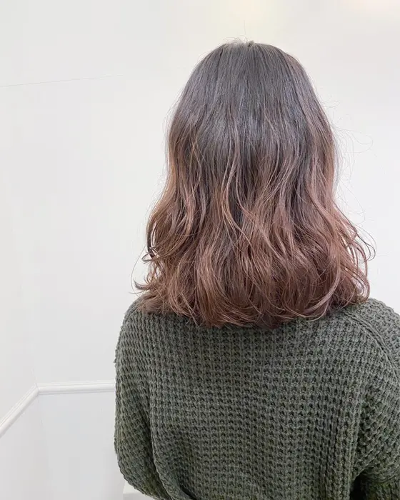 低ダメージのコスメパーマで まるでアイロンで巻いたかの様なウェーブスタイルへ 朝のセットが楽に Beautrium Ginza所属 矢作 友輝のヘアカタログ ミニモ