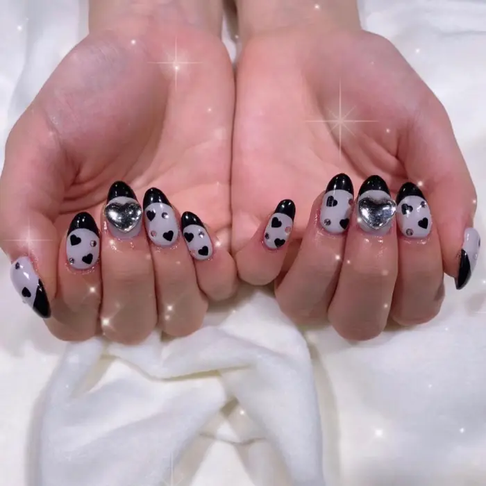 キラキラ黒フレンチ 有料パーツあり Moca東三国店所属 Saki のネイルデザイン ミニモ