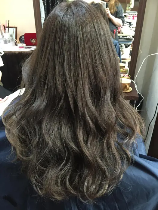 ハイトーンだったベースをアッシュ系カラーに落ち着けました ハイライトを入れているので巻き髪の動きが作 Hair Make Posh 新宿店所属 浦井 奈津美のヘアカタログ ミニモ