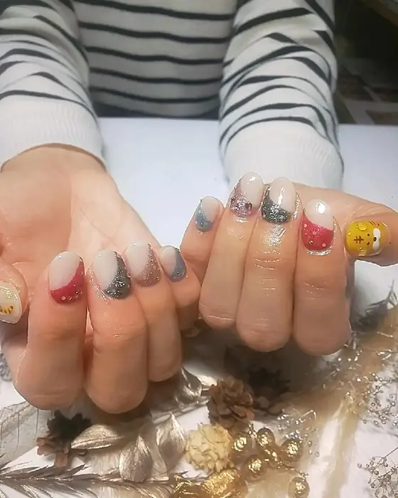 お客様ネイル Xmasと新年ネイルの融合 𓂃 𓈒𓏸 トラさんシッポとお耳がぷっくりです Nailsalon Almondeye所属 ネイルサロン Almondeyeのネイルデザイン ミニモ