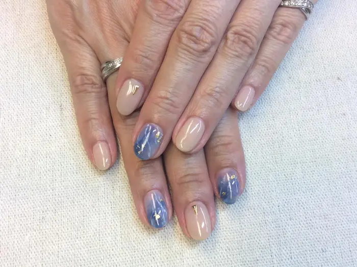 秋を少し意識したシアーなネイビーのニュアンスネイルには シアーベージュできれいめにまとめて 持ち Nail Studio Lucina所属 渡辺 の ネイルデザイン ミニモ