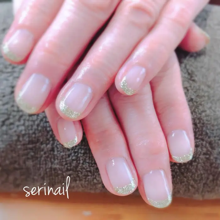 お仕事柄いつもシンプルなワンカラーのお客様 今回は 少しだけイメージを変えたい とのことで ラメでも Serinail所属 Yu Miのネイルデザイン ミニモ