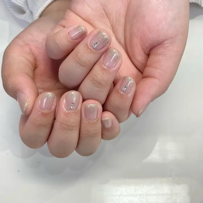 ラメ入りのグラデは 上品さ 華やかさ のバランスがgood Elan所属 加藤 由佳梨のネイルデザイン ミニモ