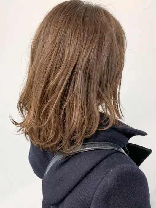 明るめのベージュカラーはイルミナカラーでダメージレスに ブリーチなしで可愛いシフォンベージュに仕上 Ao表参道所属 似合わせカット メンズカット鷲野のヘアカタログ ミニモ