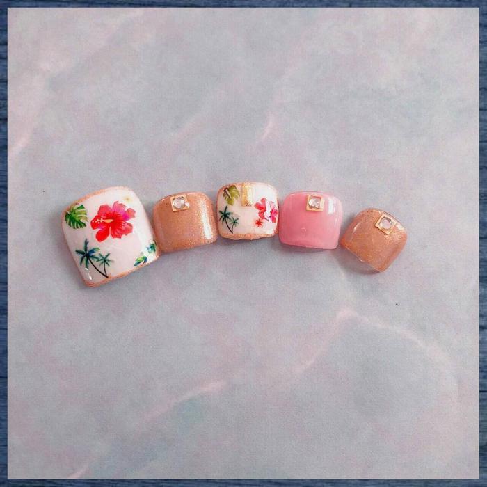 夏にピッタリなフットネイル ハイビスカスやヤシの木がとても可愛いです Nail Salon Luana所属 渋谷 朋美のネイル デザイン ミニモ 夏にピッタリなフットネイル ハイビスカスやヤシの木がとても可愛いです Nail Salon Luana所属 渋谷 朋美のネイル デザイン ミニモ
