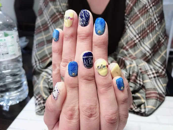 夏は気分上がりますね ニコちゃんマークでアロハ ネイルサロン Harrys所属 増山 智恵のネイルデザイン ミニモ