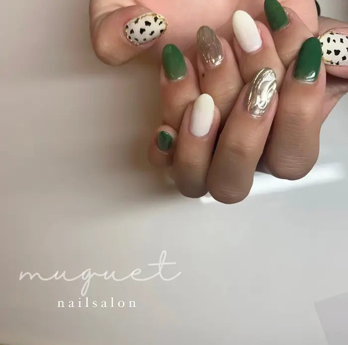 グリーン ダルメシアン シルバー ニュアンス ゴールド 囲みネイル Nailsalon Mouguet所属 Muguet Mokaのネイル デザイン ミニモ グリーン ダルメシアン シルバー ニュアンス ゴールド 囲みネイル Nailsalon Mouguet所属 Muguet Mokaのネイル デザイン ミニモ