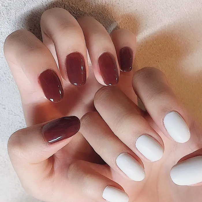 ちぐはぐネイル 透け感ブラウン ホワイトネイル Viviannail Nana所属 Nail Salon Nanaのネイル デザイン ミニモ