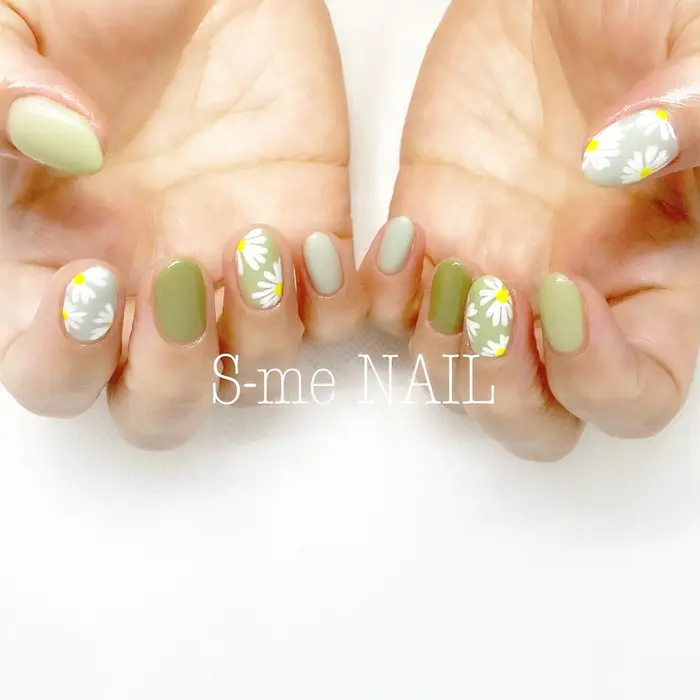 マーガレット いつもはされないgreenをベースにマーガレット Nail 新鮮で可愛い S Me Nail所属 道尾 祥帆のネイル デザイン ミニモ