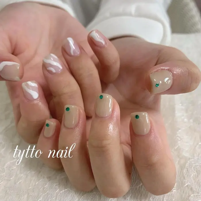 うねうねネイル 個性派ネイル 個性的ネイル アシメネイル アシンメトリーネイル ナチュラル Tytto Nail所属 Tytto Nail 中山絵里のネイルデザイン ミニモ