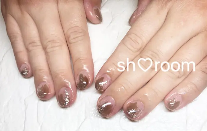 ラメネイル ニュアンスネイル ブラウンネイル 河内長野ネイルサロン 河内長野 ネイル ロシ Nail Salon Saki所属 Sh Roomの ネイルデザイン ミニモ