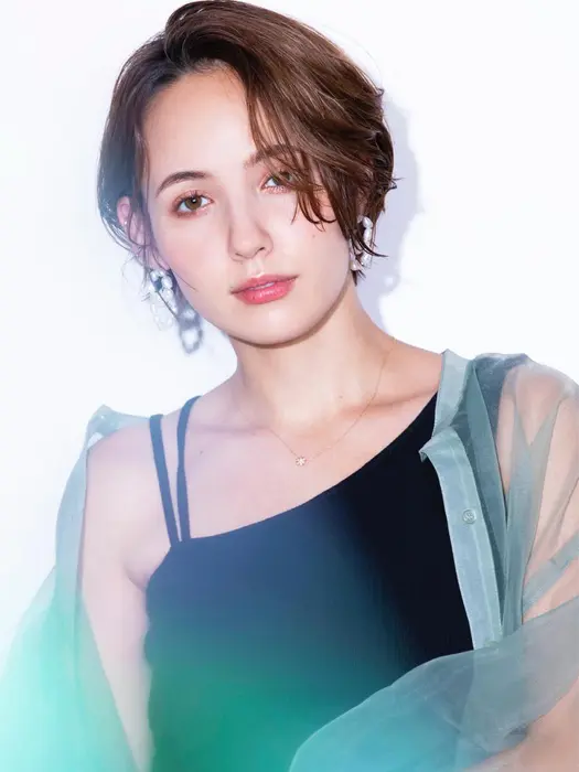 今回は前髪長めのショートボブスタイルのご紹介です 前髪の長さって印象をとっても変えますよね Gaff表参道本店所属 小顔達人ミョウガ マキのヘアカタログ ミニモ