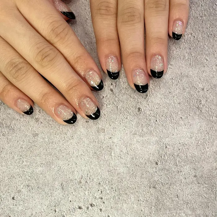 ラメ 黒フレンチ アライア所属 Asada Rin のネイルデザイン ミニモ