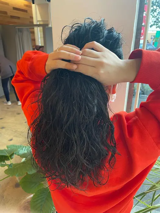 スパイラルパーマ きゅっとひとつ結びでとってもおしゃれ Flowers B O D所属 Flowers コマチヤ サキのヘアカタログ ミニモ