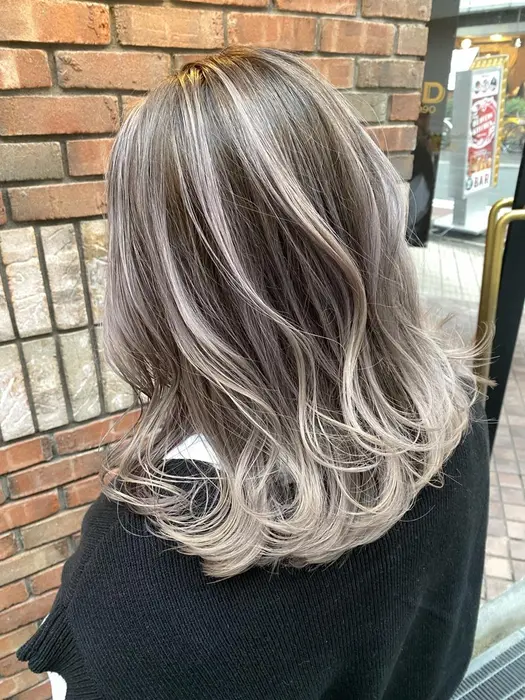 ホワイトベージュ エアタッチバレイヤージュ ヘアカラー京橋大阪 バレイヤージュ大阪 透明感カ Avance 京橋所属 カラーデザイン 池田 宜史のヘア カタログ ミニモ