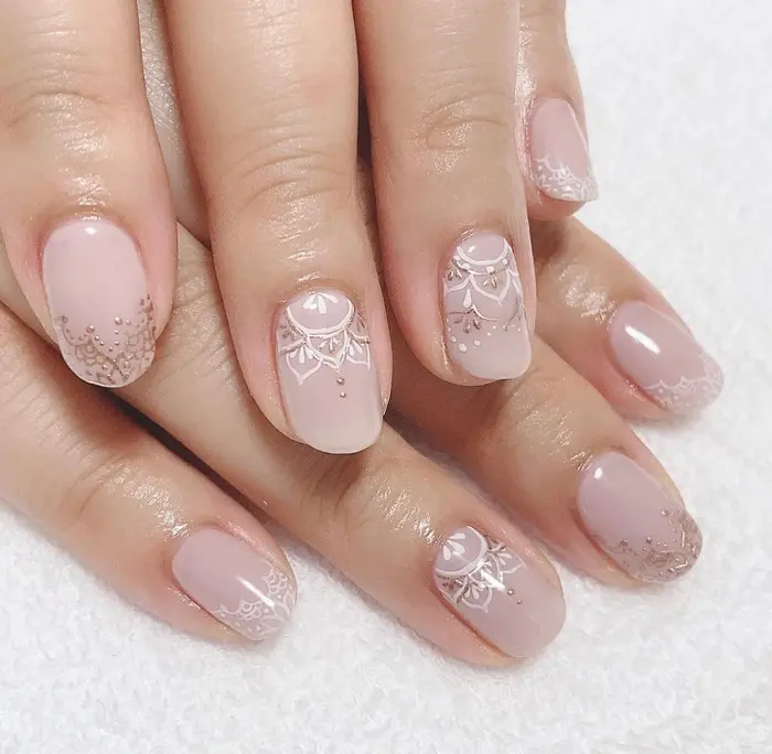 オフィス向けレースネイル お呼ばれネイルとしても ピンクゴールドのメタリックジェル Key Nail And Eyelash所属 Key Kiyo のネイルデザイン ミニモ