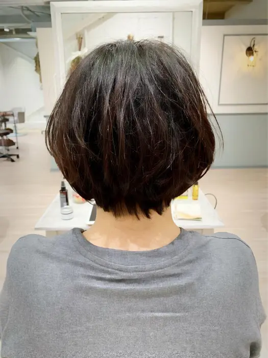 黒髪 暗髪でも重くならない 軽やかショートボブ 耳かけスタイルで涼しげにするのもおすすめです Barrel Spa Treatment バレル京橋店所属 堀口 千麻のヘアカタログ ミニモ