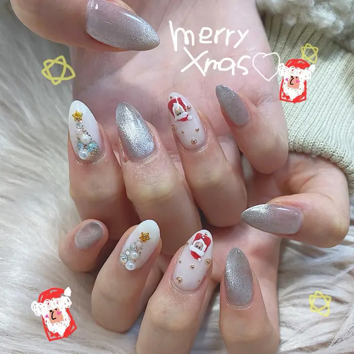 Merry Xmas サンタさんとツリーを入れた白系でおまかせオーダー The Nailsalon Cooo所属 Cooo クー Shimizuのネイルデザイン ミニモ