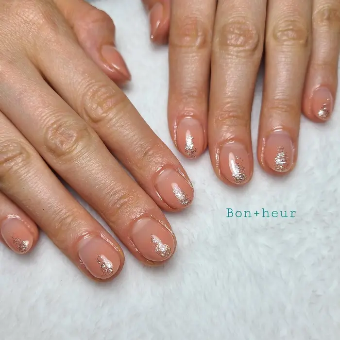 ベージュのグラデーション お仕事で派手なネイルができない方もベージュのグラデーションでナチュラルな Bon Heur所属 宮口 紗子のネイル デザイン ミニモ