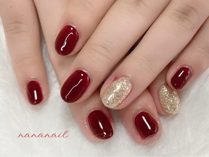 ワンカラー 赤ネイル ラメネイル 冬ネイル シンプルネイル 赤とゴールドがかわいいです Nananail所属 鈴木 里美のネイル デザイン ミニモ