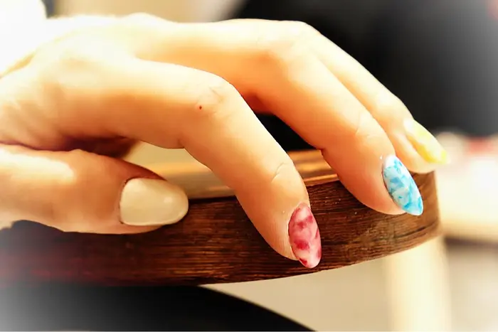 プリジェル使用 タイダイ 三色 色見本 赤タイダイ ミスティーローズヒップネオ ドレッシーピ Lycoris By Body Salon Momo所属 桐島 あずさのネイルデザイン ミニモ