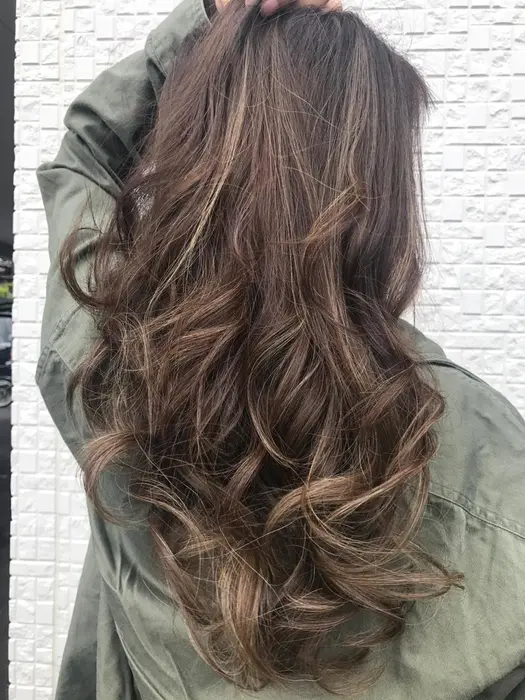 表面にもハイライトたっぷり巻き髪に映えます Racia 所属 Racia Asukaのヘアカタログ ミニモ