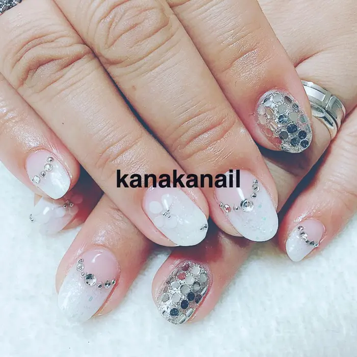 Silver And White Nails シルバー ホワイトネイル It S Cool プライベートネイルサロン Kanakanail所属 ネイリスト カナカのネイルデザイン ミニモ