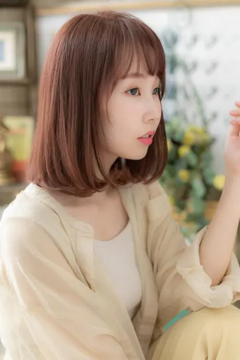 斜めバングや厚めバングで目力upで大人女子のコーデを完成 前下がり シースルーで小顔 ミディアムヘア カバーヘアーブリス大宮西口店所属 鶴貝 幸哉のヘアカタログ ミニモ