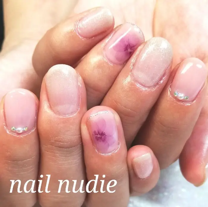 薄い花びらのデザイン マオジェル 大人フラワー Nail Nudie ネイルヌーディー所属 丁寧で爪に優しいフラ ワーネイルヌーディーのネイル デザイン ミニモ